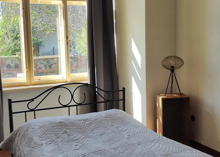 Lobkovice: Gemütliches Am Schloss Neratovice